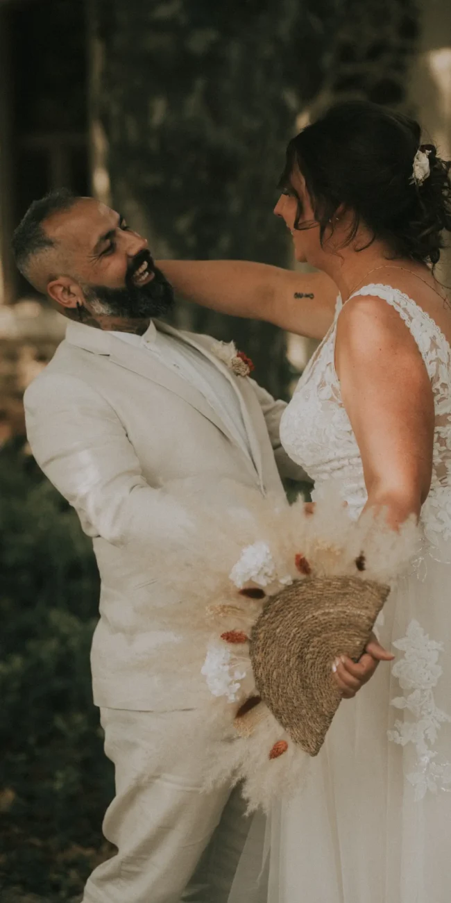 Moment complice entre David et Julie le jour de leur mariage à Biscarrosse - Photographe de mariage Life-Captured.