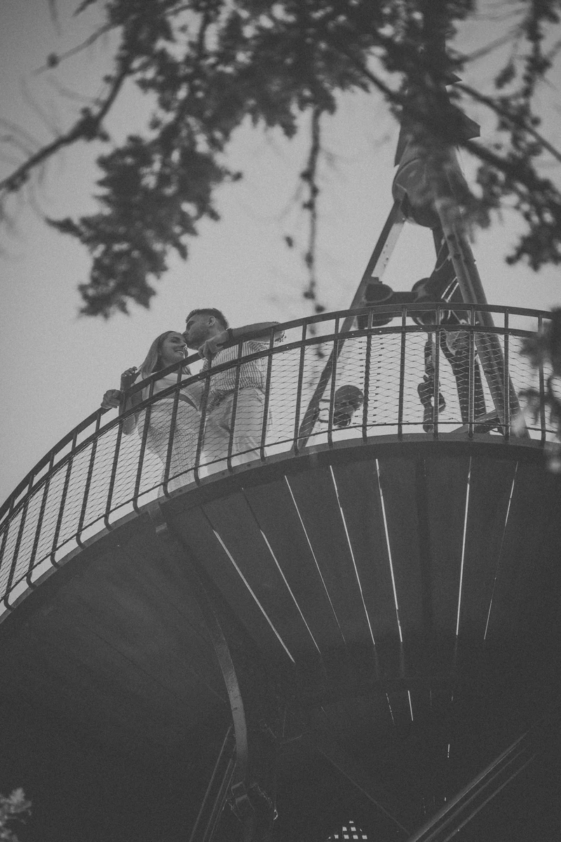 Photo de couple romantique à Arcachon – Marine et Théo sur la passerelle du belvédère de la Ville d’Hiver.