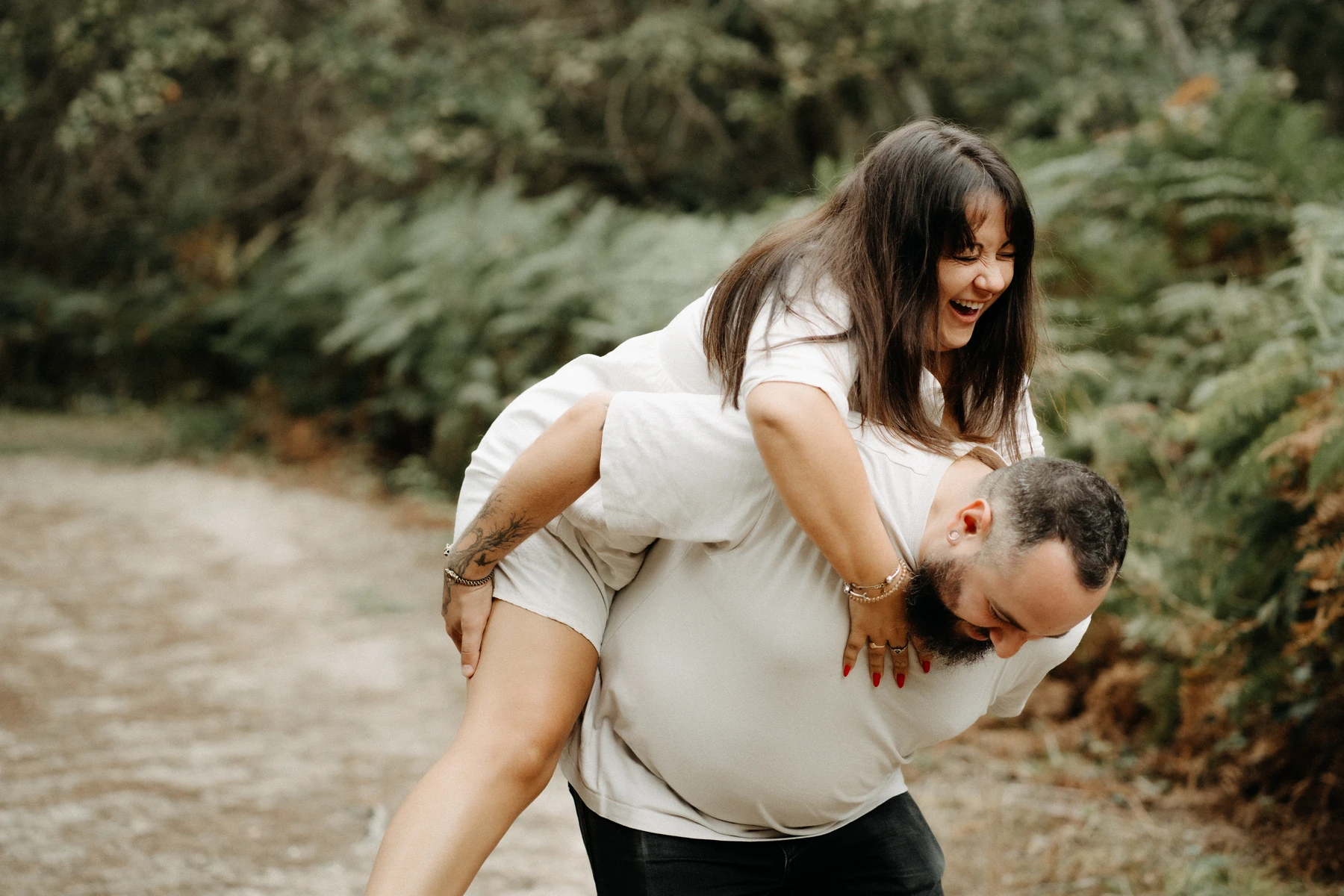 Moment complice d’un couple en pleine nature lors d’une séance photo à Lanton
