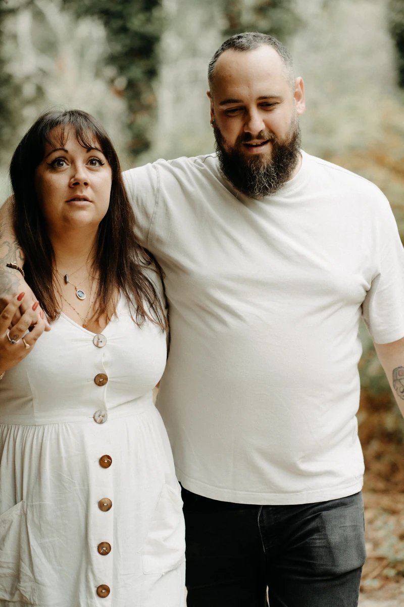 Photographe couple à Lanton – moment authentique bras dessus bras dessous