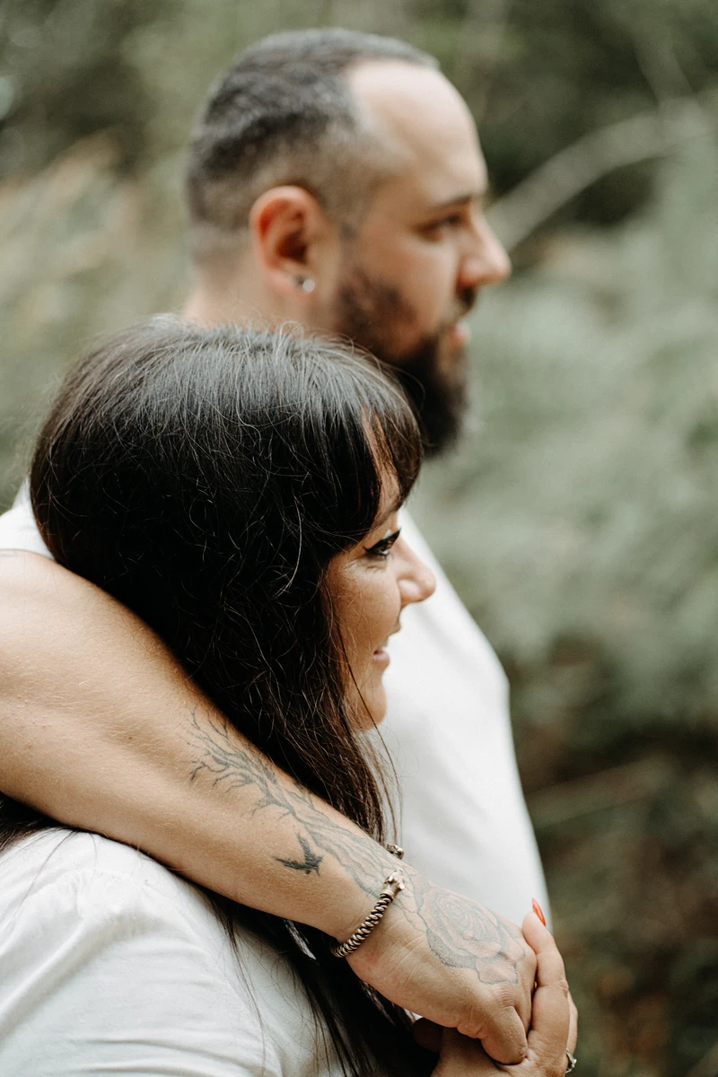 Photographe couple à Lanton – moment complice en forêt