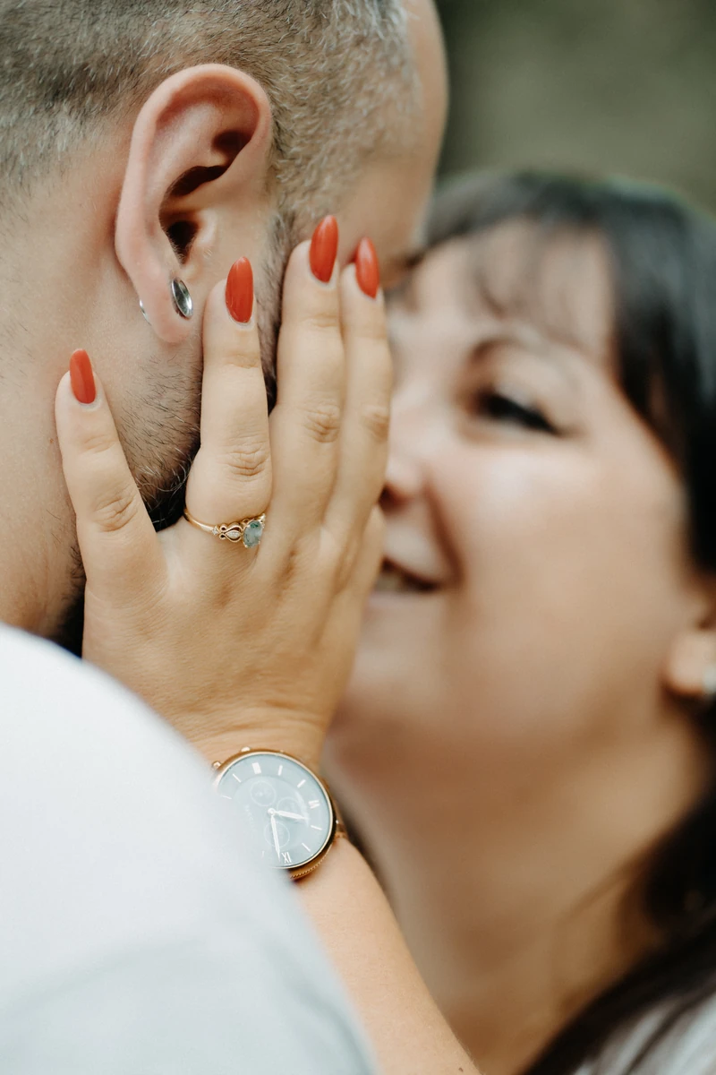 Moment complice entre un couple lors d'une séance photo à Lanton – photographe lifestyle