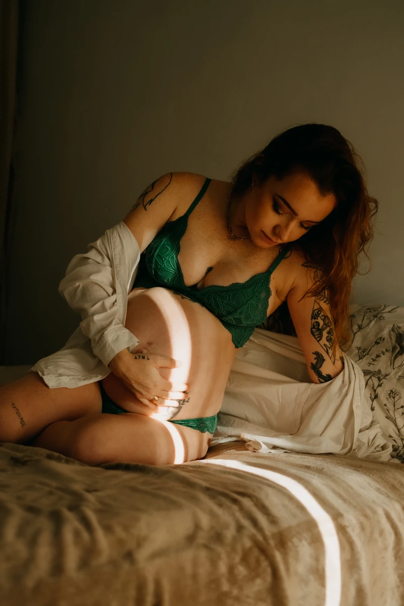 Séance photo grossesse lifestyle – future maman éclairée par la lumière naturelle