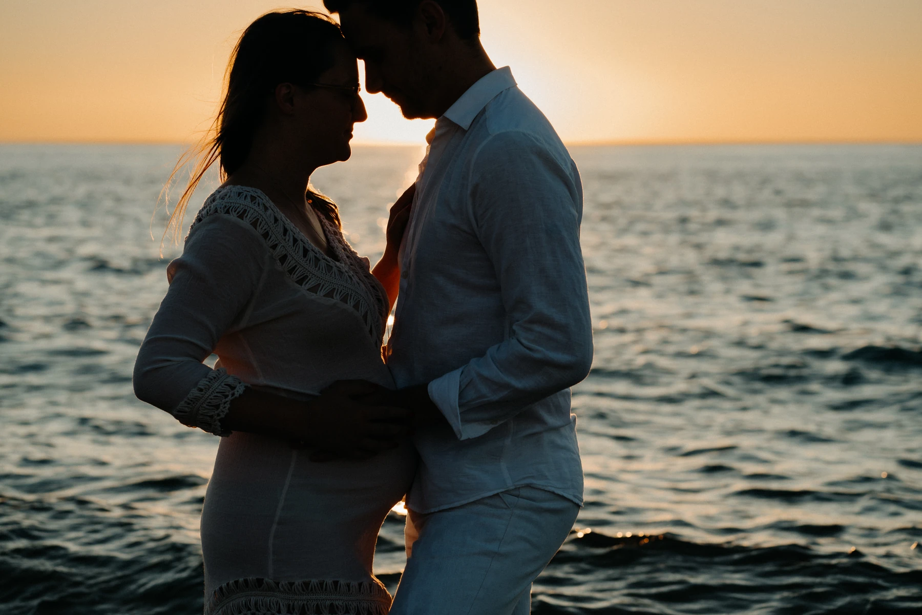 Couple amoureux en séance grossesse au coucher du soleil sur la plage du Petit Nice, Pyla-sur-Mer