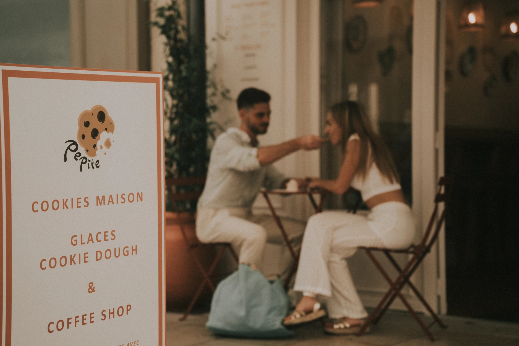 Séance photo couple à Arcachon, Marine et Théo en terrasse d’un coffee shop, ambiance lifestyle.